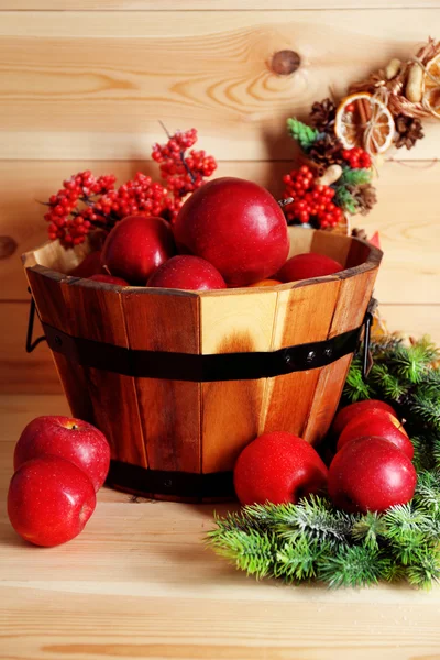 Рождественские яблоки на столе — стоковое фото