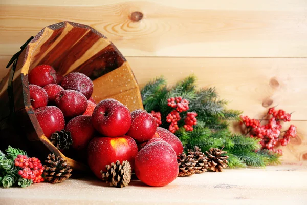 Різдвяні яблука на столі — стокове фото