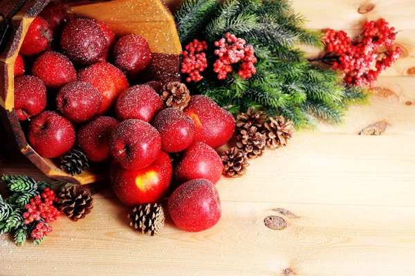 Maçãs de Natal na mesa — Fotografia de Stock