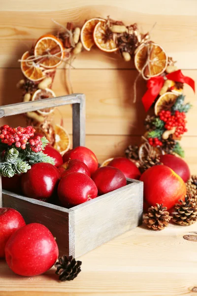 Boże Narodzenie jabłka na stole — Zdjęcie stockowe