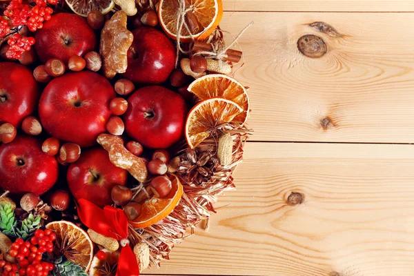 Boże Narodzenie jabłka na drewnianym stole — Zdjęcie stockowe