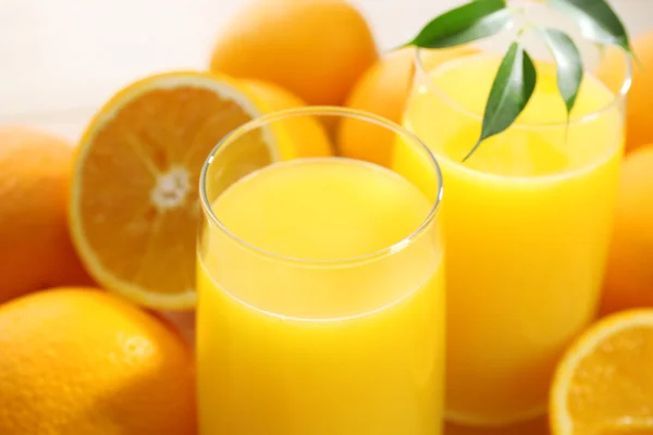 Färskpressad apelsinjuice — Stockfoto