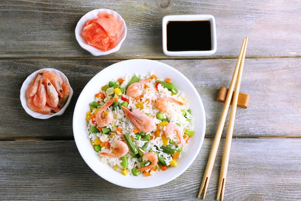 Boiled rice with shrimps — Stock Photo, Image