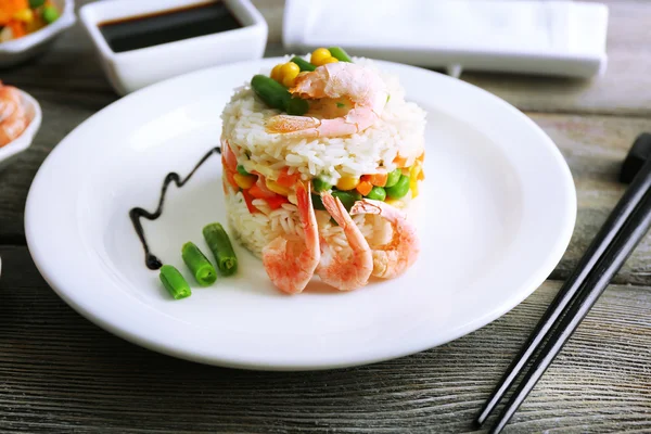 Boiled rice with shrimps — Stock Photo, Image