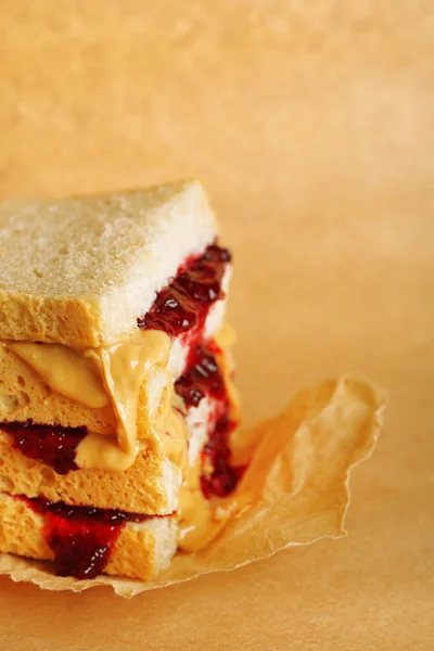 Sanduíche com compota e manteiga de amendoim — Fotografia de Stock