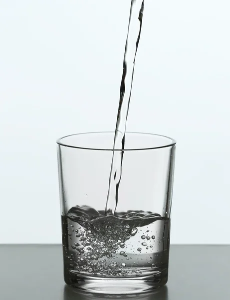ボトルからの水を注ぐ — ストック写真