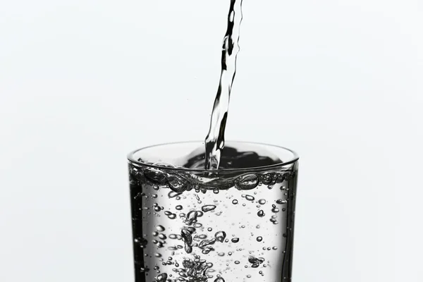 Versando acqua dalla bottiglia — Foto Stock