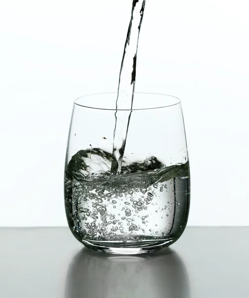Wlewając wodę z butelki — Zdjęcie stockowe