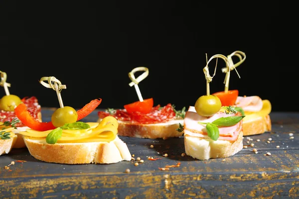 Sanduíches saborosos na mesa — Fotografia de Stock