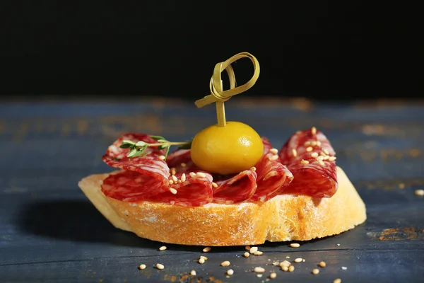 Sanduíches saborosos na mesa — Fotografia de Stock