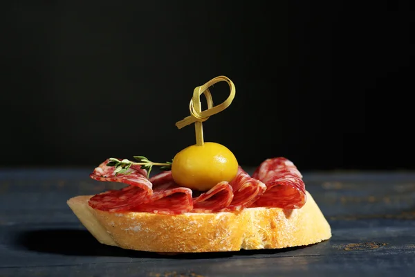 Sanduíches saborosos na mesa — Fotografia de Stock