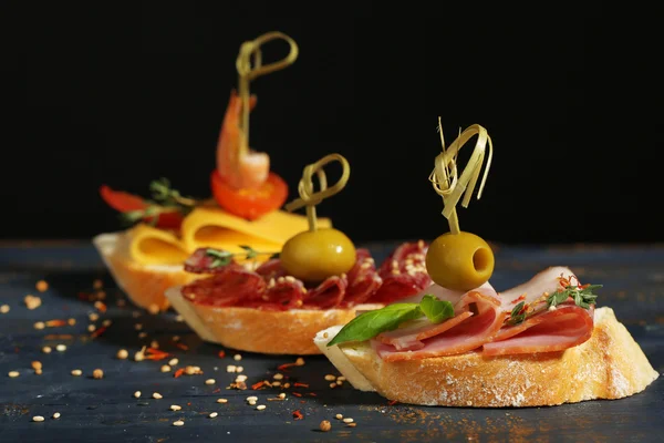 Sanduíches saborosos na mesa — Fotografia de Stock
