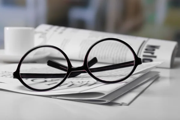 Gafas y periódicos se cierran — Foto de Stock