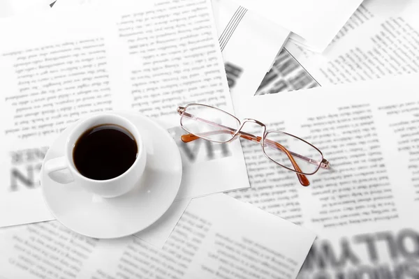 Glasses and newspapers close up — Stock Photo, Image