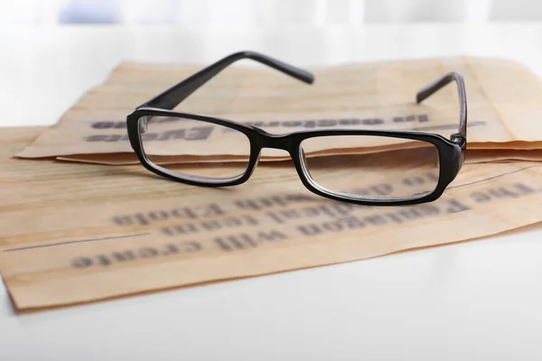 Gafas y periódicos se cierran —  Fotos de Stock