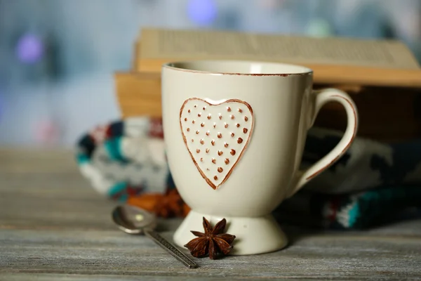 Composición con taza de bebida caliente — Foto de Stock