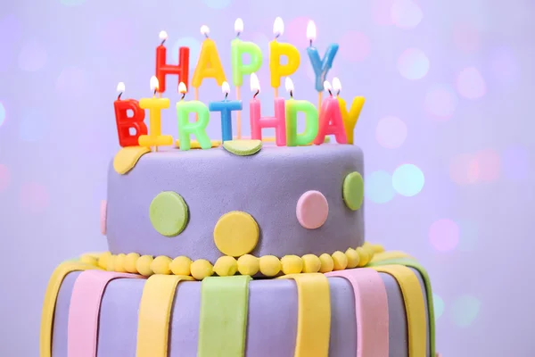 Pyszny tort urodzinowy — Zdjęcie stockowe