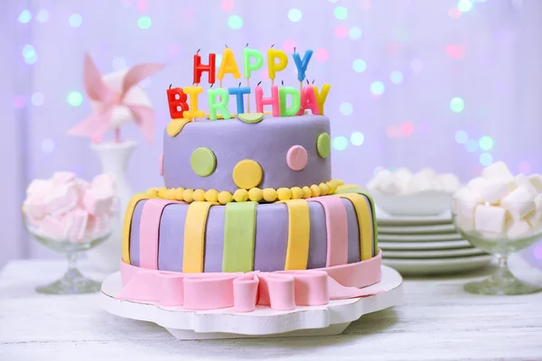 Delicioso pastel de cumpleaños —  Fotos de Stock