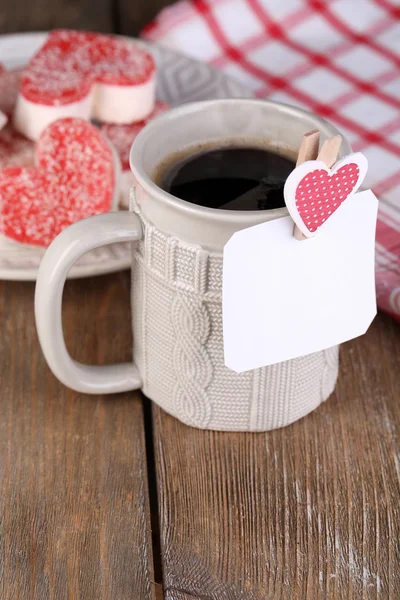 Kopje thee met kaart op tafel close-up — Stockfoto