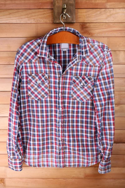 Mannelijke shirt op hanger — Stockfoto