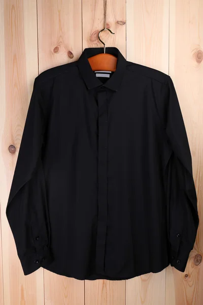 Mannelijke shirt op hanger — Stockfoto