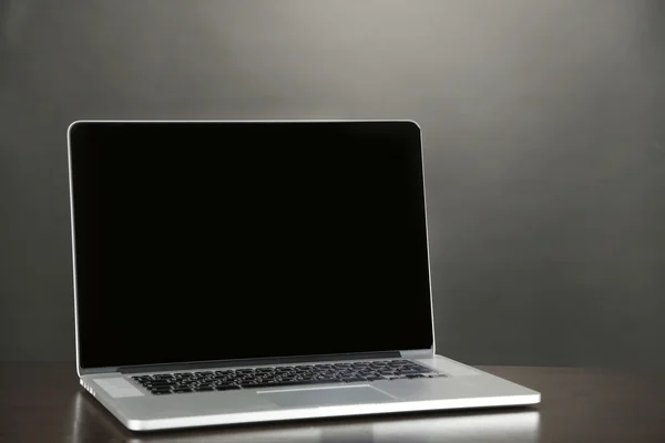 Сучасний ноутбук на столі — стокове фото