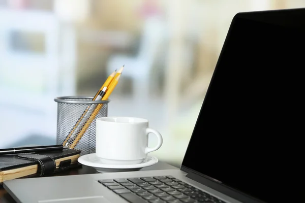 Modern laptop på bord — Stockfoto