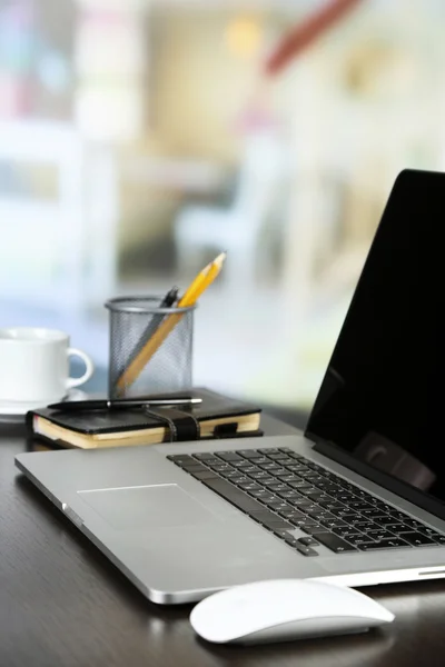 Moderner Laptop auf dem Tisch — Stockfoto