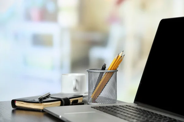 Laptop moderno na mesa — Fotografia de Stock