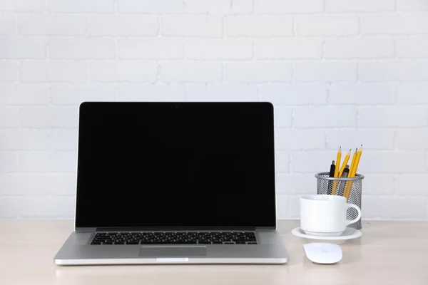 Laptop moderno na mesa — Fotografia de Stock