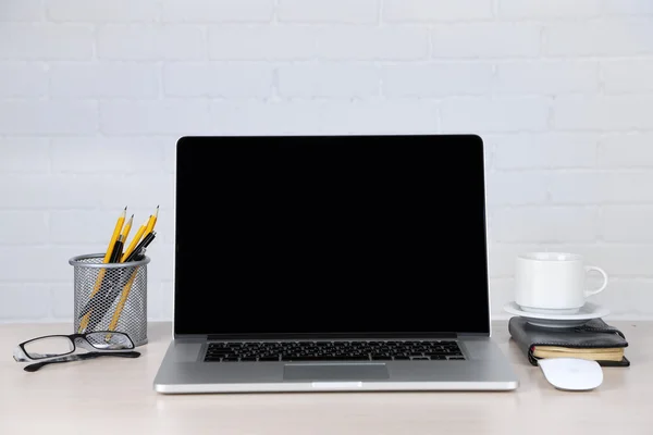 Modern laptop på bord — Stockfoto