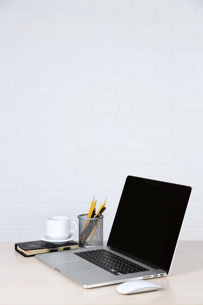 Современный ноутбук на столе — стоковое фото