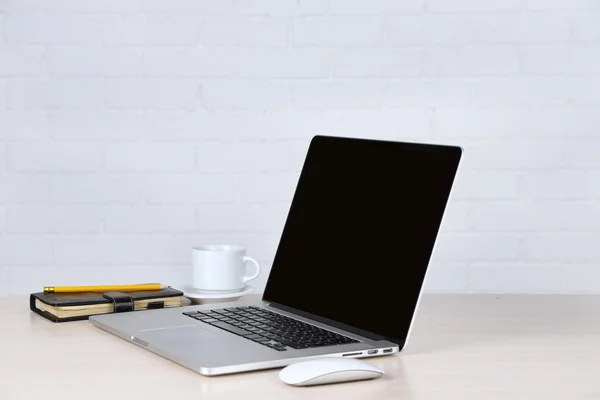 Laptop moderno na mesa — Fotografia de Stock