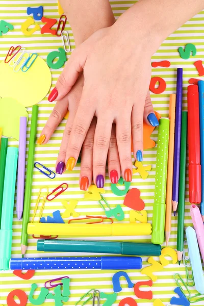 Manicura femenina multicolor — Foto de Stock