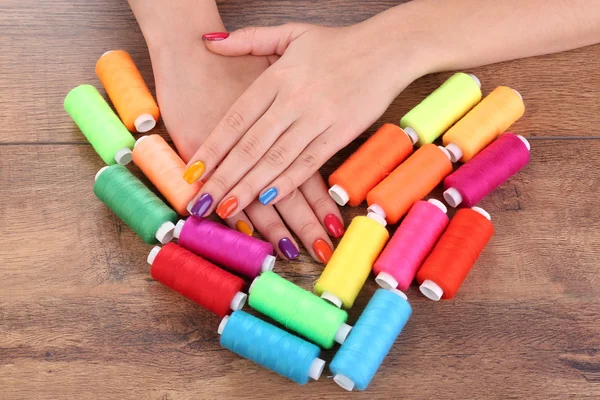 Multicolor vrouwelijke manicure — Stockfoto