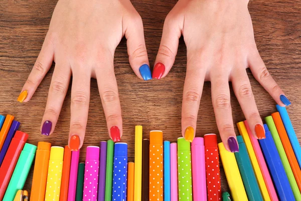 Manicura femenina multicolor — Foto de Stock