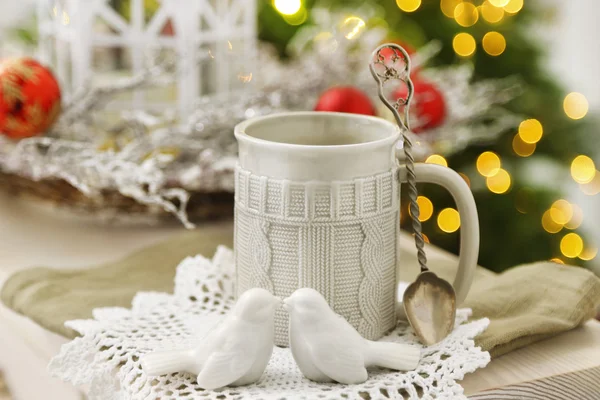 Bebida caliente y decoraciones navideñas — Foto de Stock