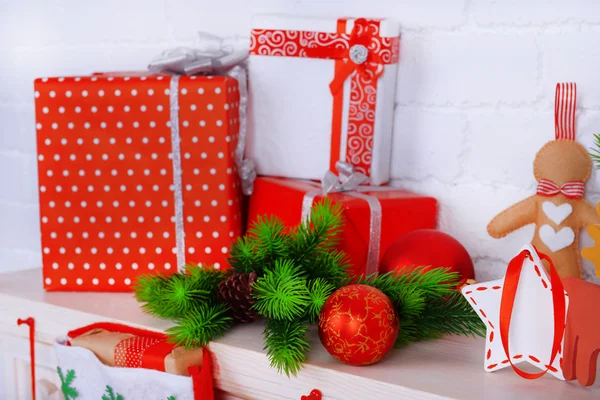 Mantelpiece with gifts and Christmas decoration — Stock Photo, Image