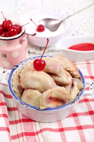 Vareniki with cherry in pan — Stock Photo, Image