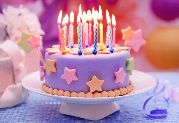 Delicioso bolo de aniversário — Fotografia de Stock