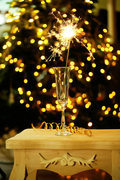 Mooie sparkler in glas op glanzende achtergrond, close-up — Stockfoto