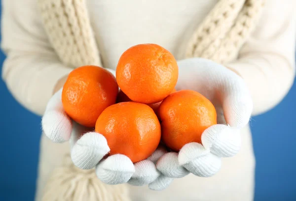 Mandarinas frescas maduras en manos femeninas, primer plano —  Fotos de Stock