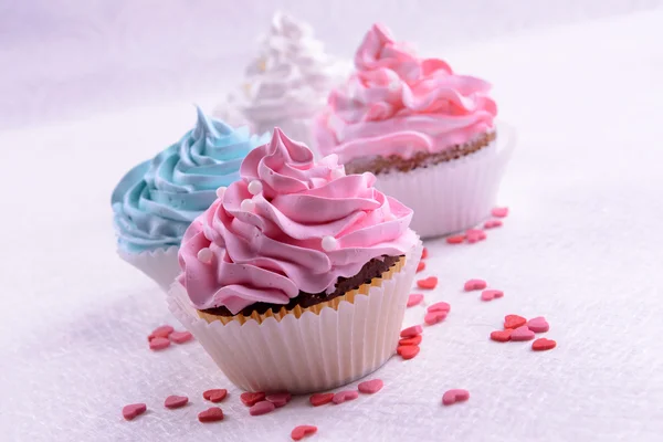 Deliciosos cupcakes na mesa close-up — Fotografia de Stock