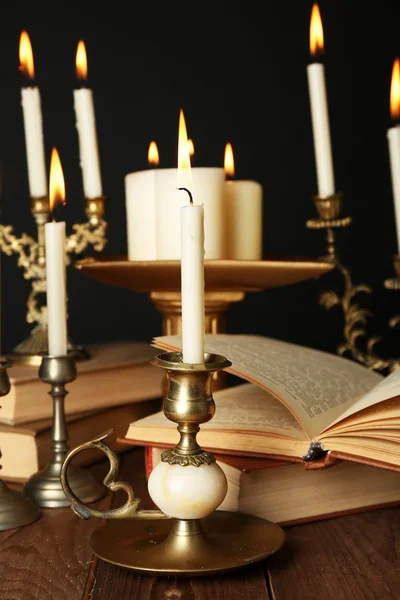 Castiçais com velas e livros — Fotografia de Stock