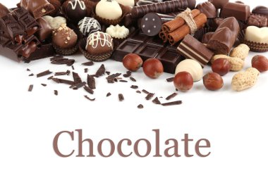 Beyaz arka planda lezzetli çikolata şekerleri