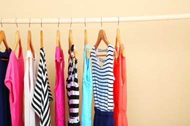 Kadın elbise askıları