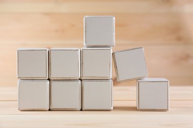 Ahşap arka plan üzerinde eğitim küpleri