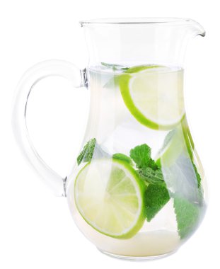 limonata sürahi beyaz izole içinde