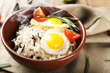 Lezzetli pirinç masaya servis yakın çekim