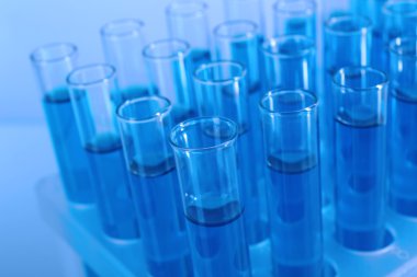 Mavi su şeffaf bir ışık arka plan üzerinde tüp